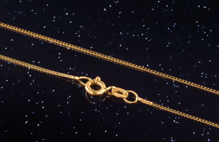 Zlatý řetízek venecia je elegantním módním doplňkem